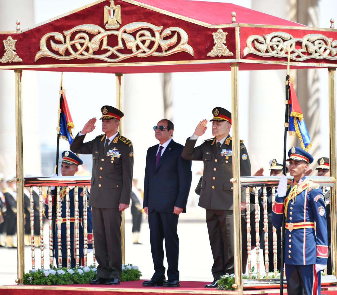 الرئيس السيسي يوقع على سجل الشرف