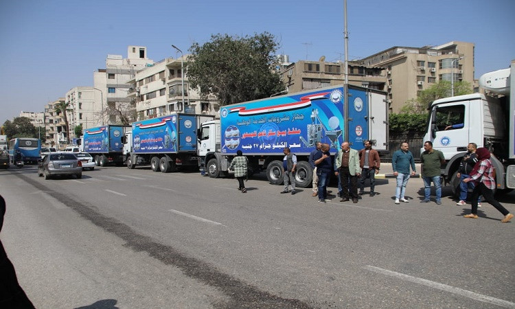 اصطفاف سيارات جهاز مشروعات الخدمة الوطنية بالجيزة لضخ 72 طن سكر