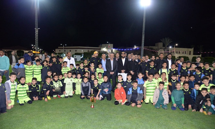 محافظ الإسماعيلية يفتتح ملعب كرة القدم بالقرية الأوليمبية