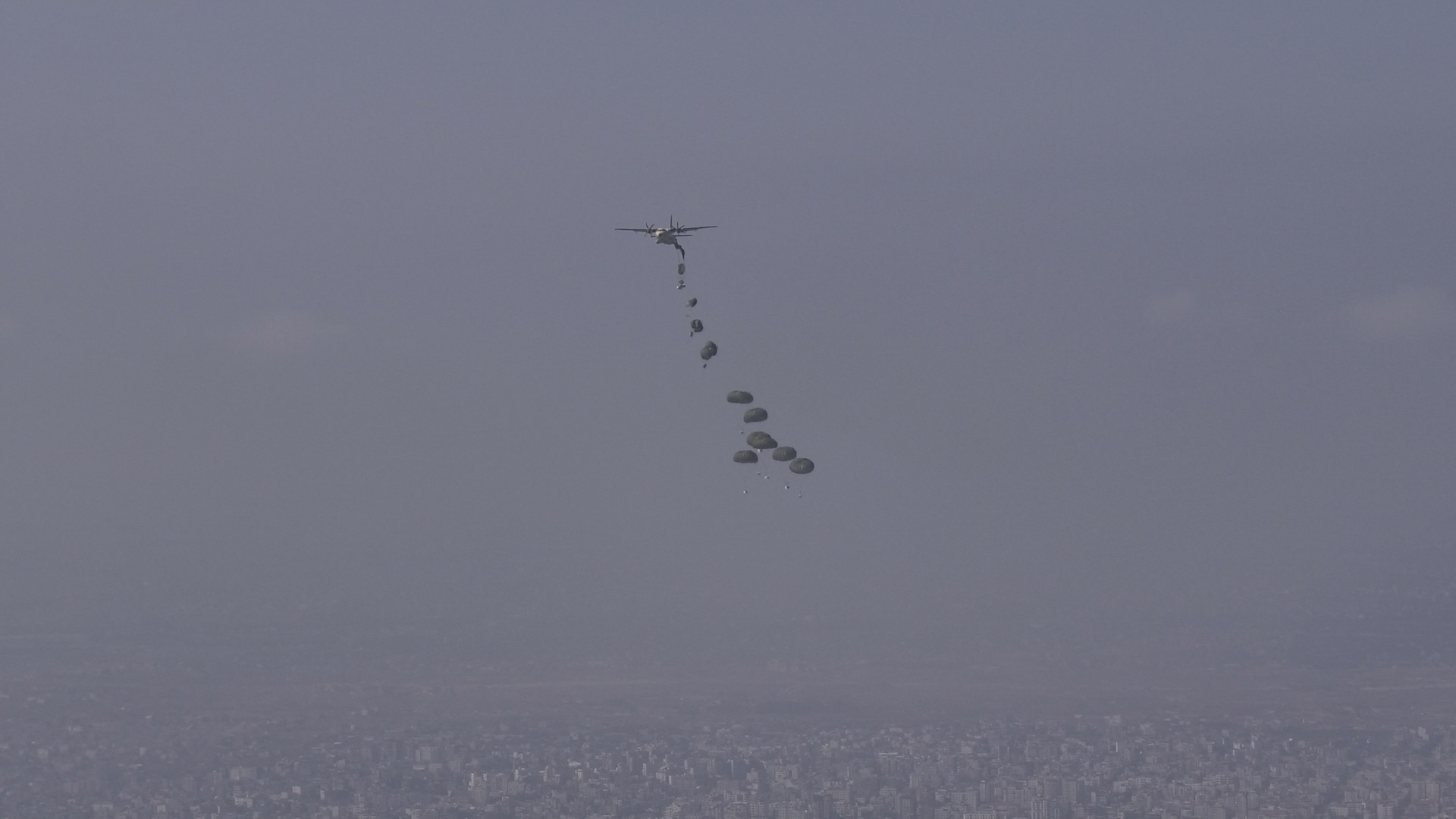 إسقاط مساعدات على غزة