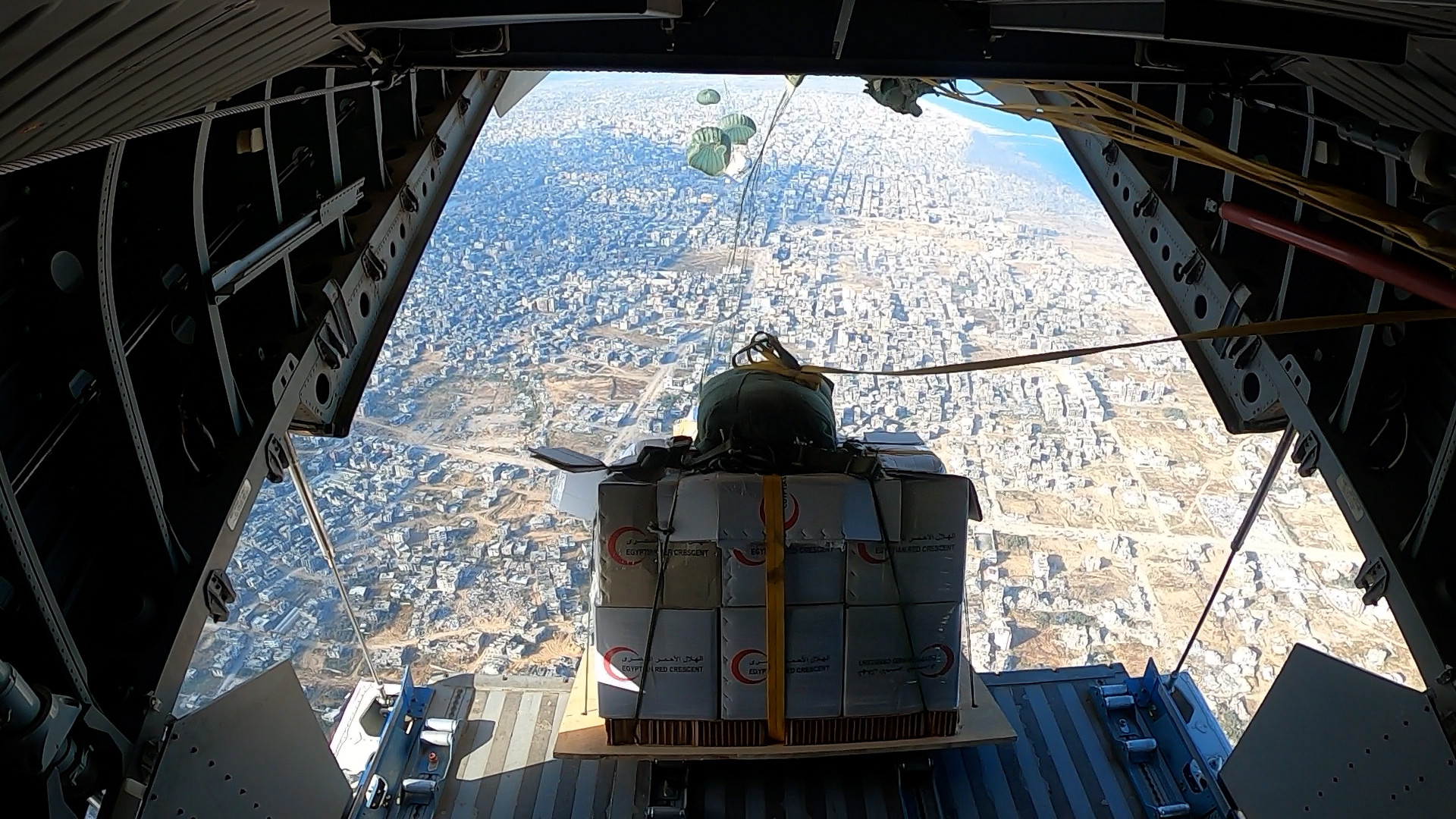 إسقاط مساعدات على غزة