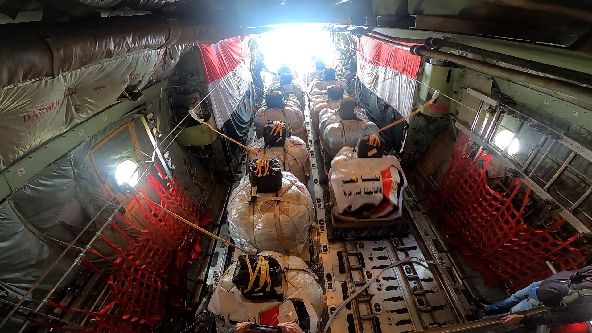 إسقاط مساعدات على غزة