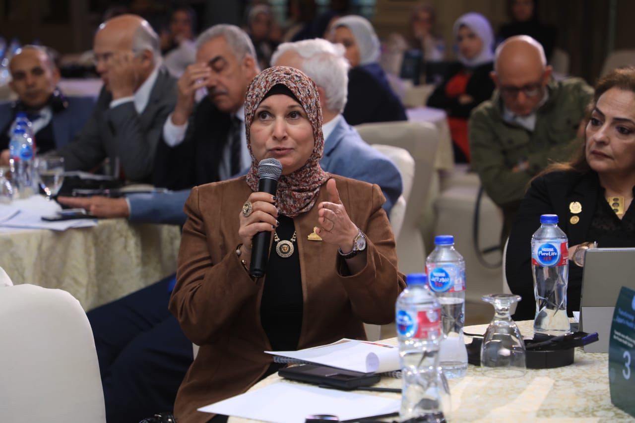 جلسات نقاشية وحوارية بين قيادات وزارة الصحة