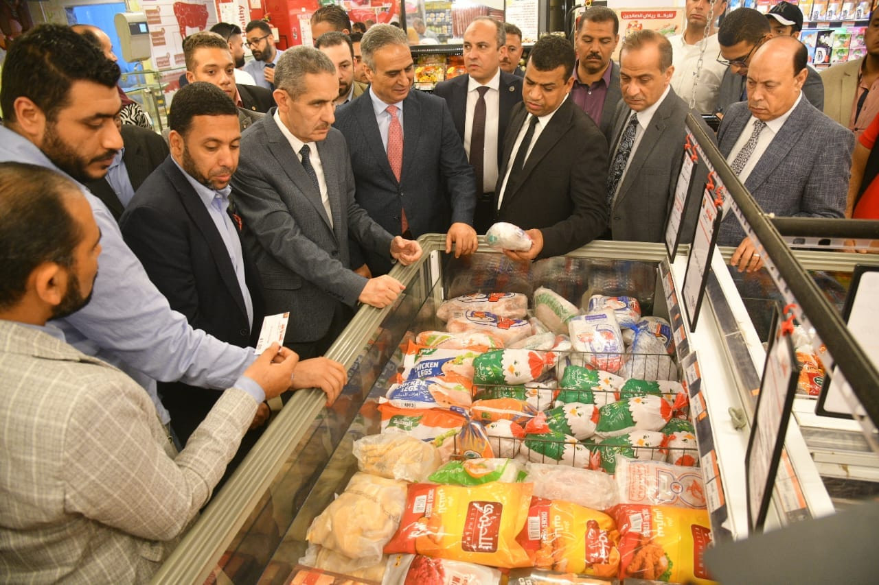 محافظ الغربية ورئيس جهاز حماية المستهلك