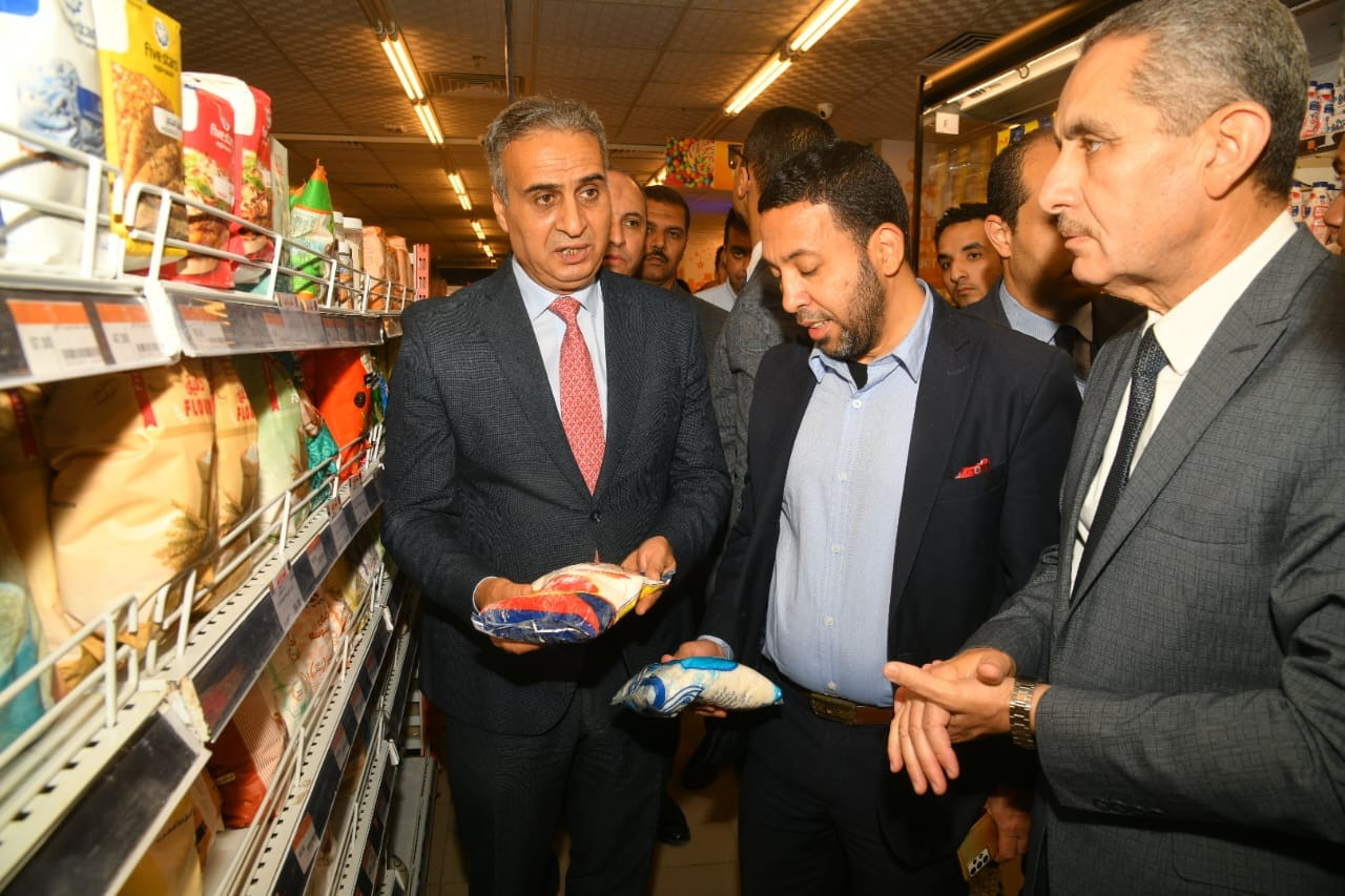 محافظ الغربية ورئيس جهاز حماية المستهلك