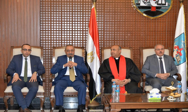 محافظ الإسماعيلية يزوركنائس المحافظة لتقديم التهنئة بعيد القيامة المجي