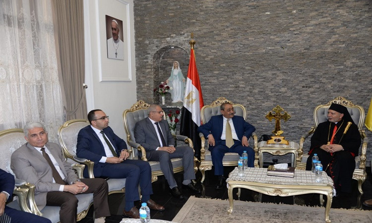 محافظ الإسماعيلية يزوركنائس المحافظة لتقديم التهنئة بعيد القيامة المجي