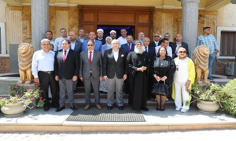 محافظ بني سويف يزورعدد من الكنائس لتهنئة الإخوة الأقباط بعيد القيامة ا