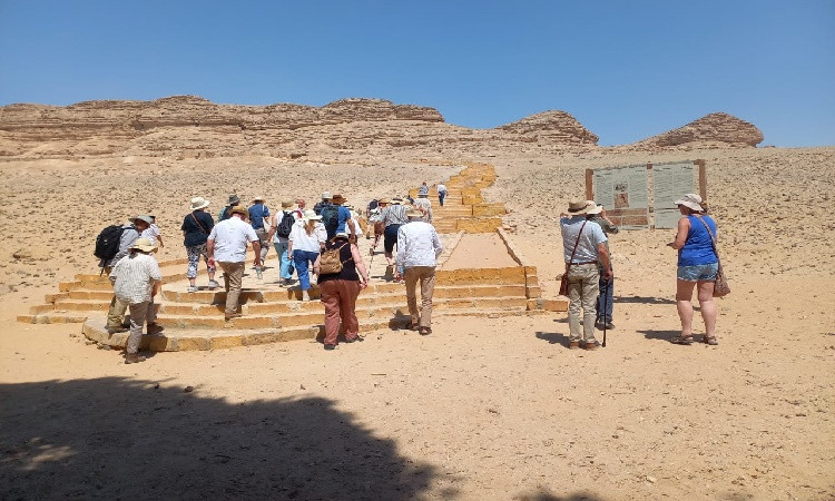 وفود سياحية أوروبية تزورالمناطق الأثرية بالمنيا