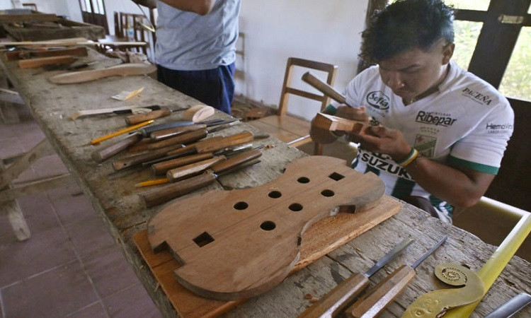 تصنيع آلات الكمان