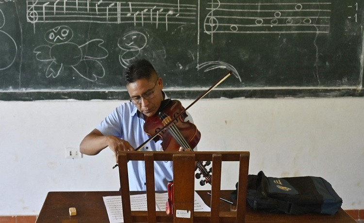 تصنيع آلات الكمان