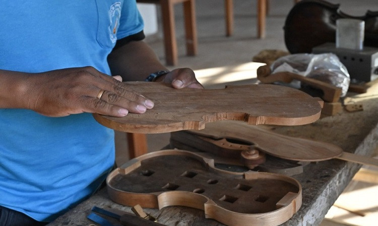 تصنيع آلات الكمان