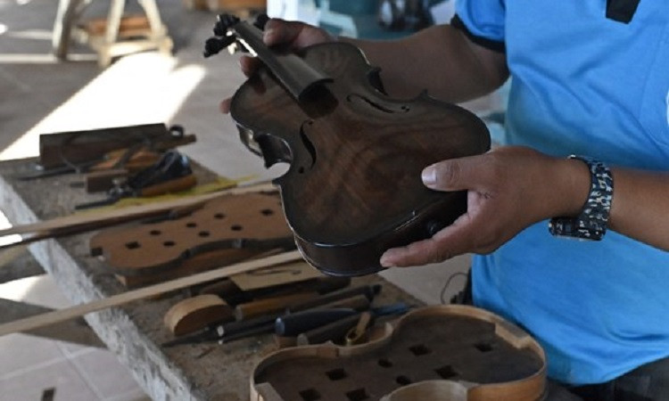 تصنيع آلات الكمان