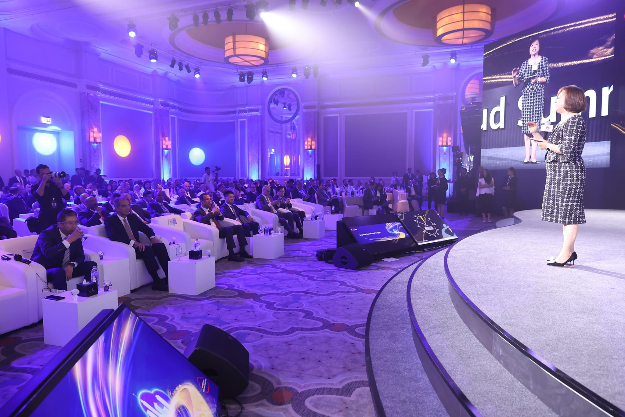 اتصالات وهواوي