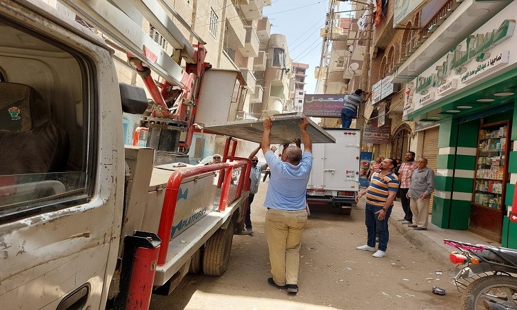 حملات مكثفة لرفع الإشغالات والإعلانات غير المرخصة بشوارع المنيا