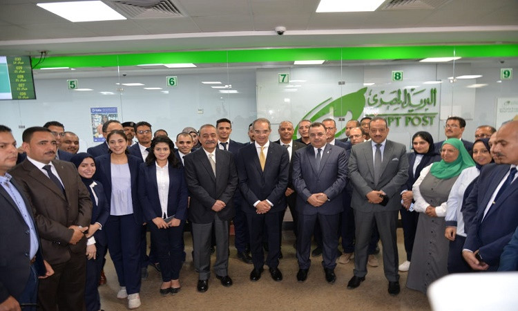 وزيرالاتصالات ومحافظ الإسماعيلية يفتتحان مكتب البريد الرئيسي بعد تطوير