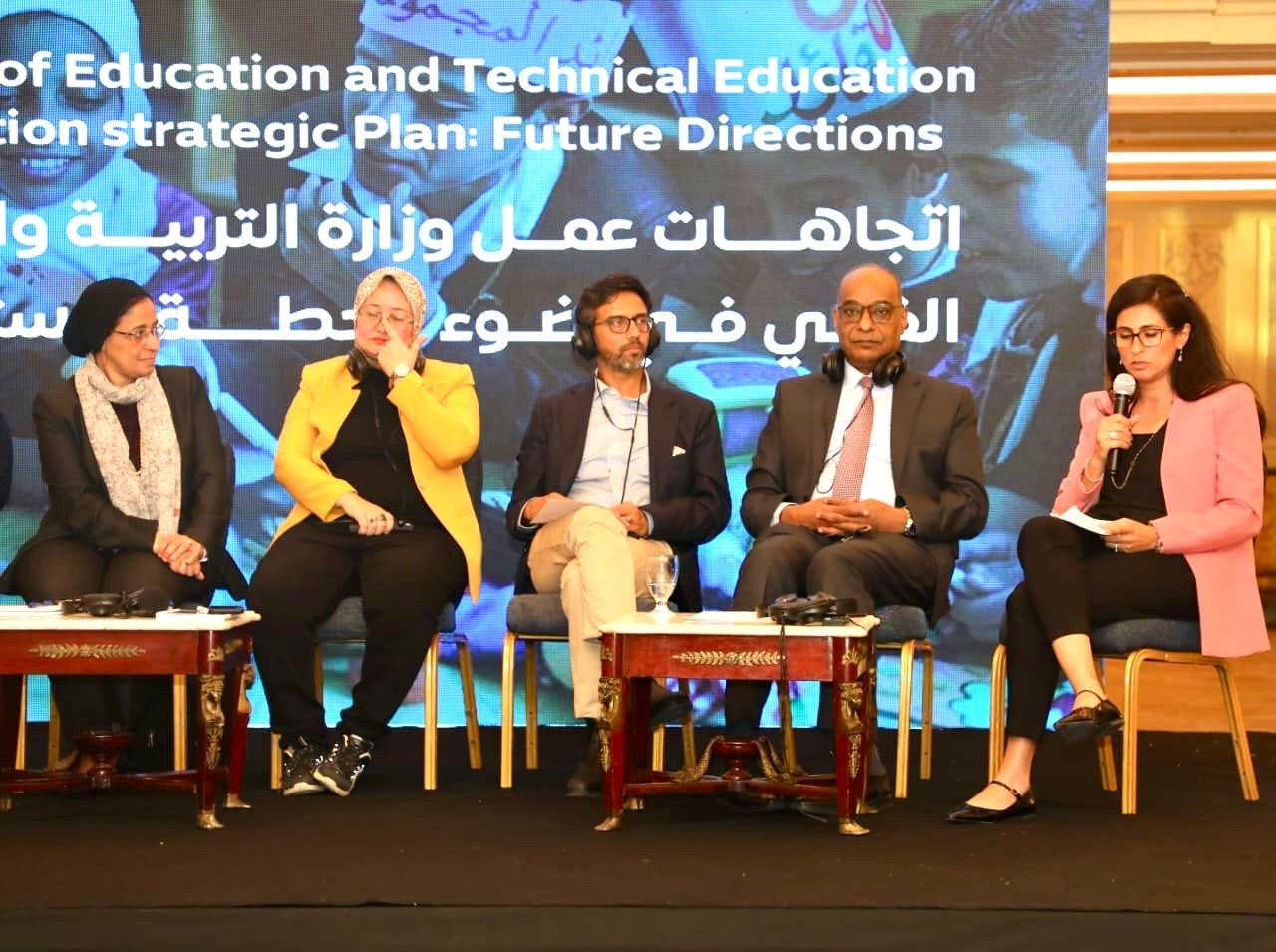 حجازي وحلقة نقاشية