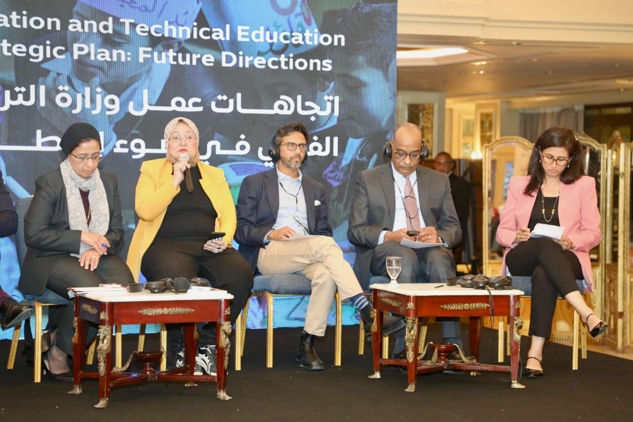 حجازي وحلقة نقاشية