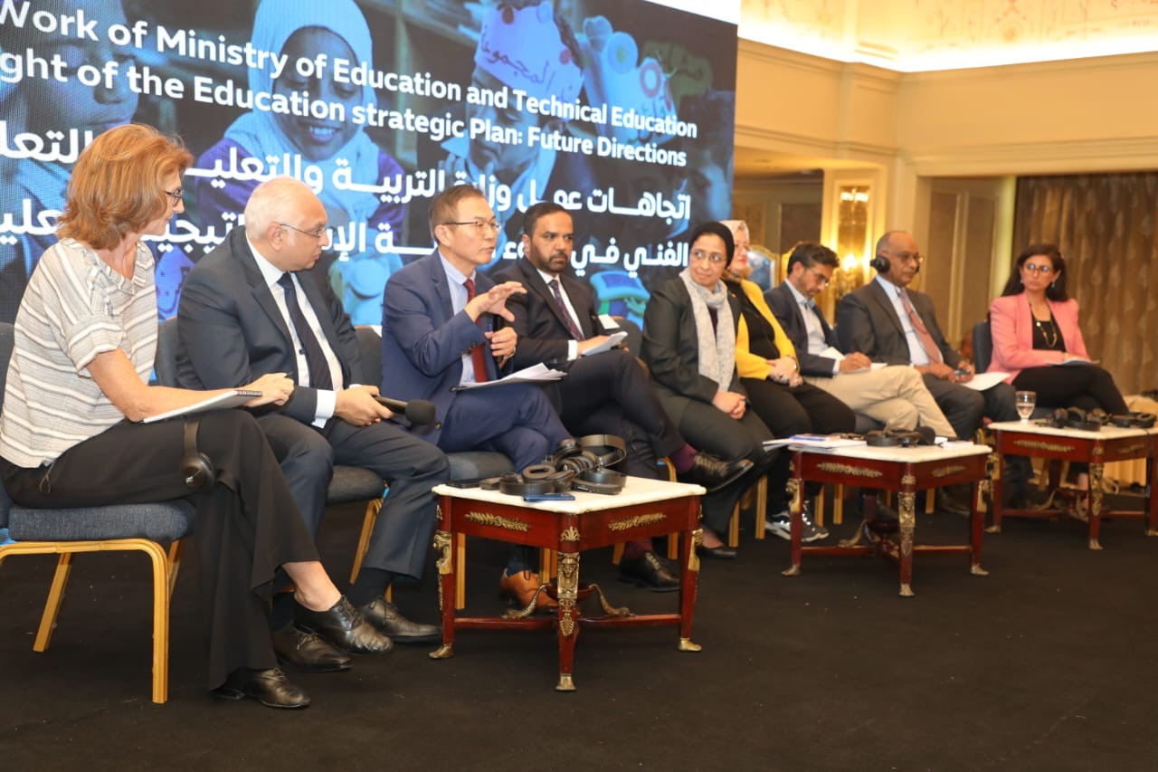 حجازي وحلقة نقاشية