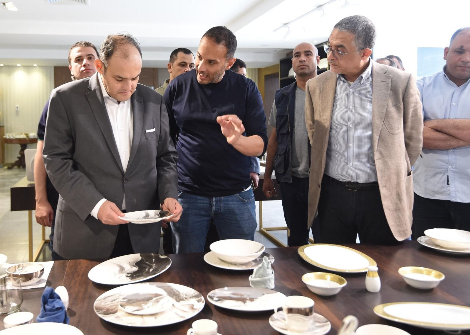 وزير التجارة والصناعة يزور مصنع البورسلين