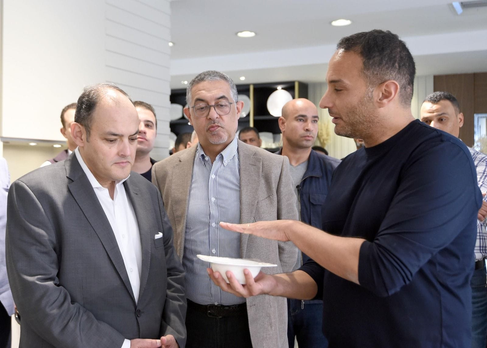 وزير التجارة والصناعة يزور مصنع البورسلين