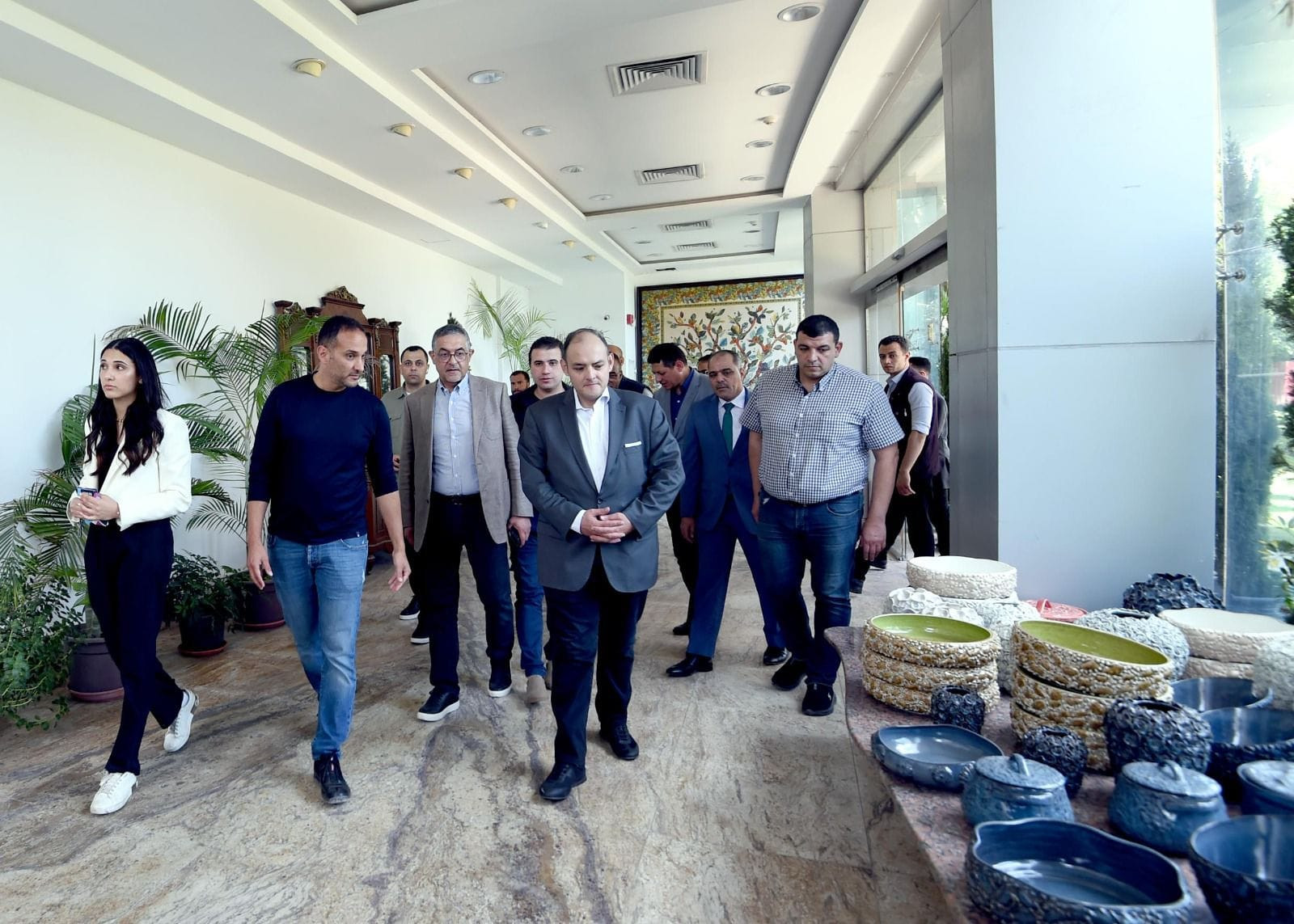 وزير التجارة والصناعة يزور مصنع البورسلين