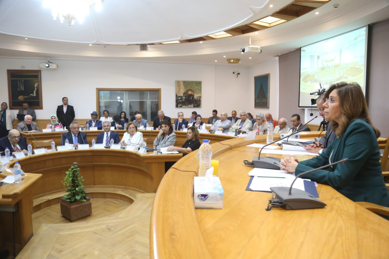 وزيرة الثقافة