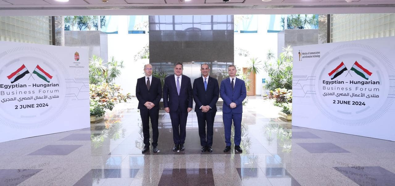 وزير الاتصالات ووزير الاقتصاد المجري