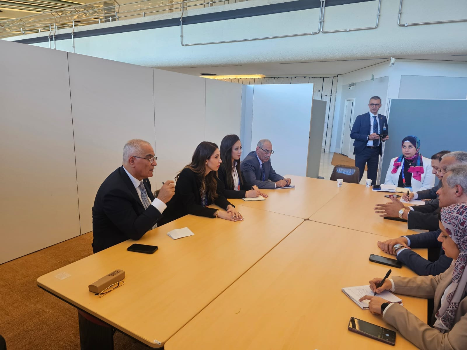 وزير العمل ونظيرته الفلسطينية