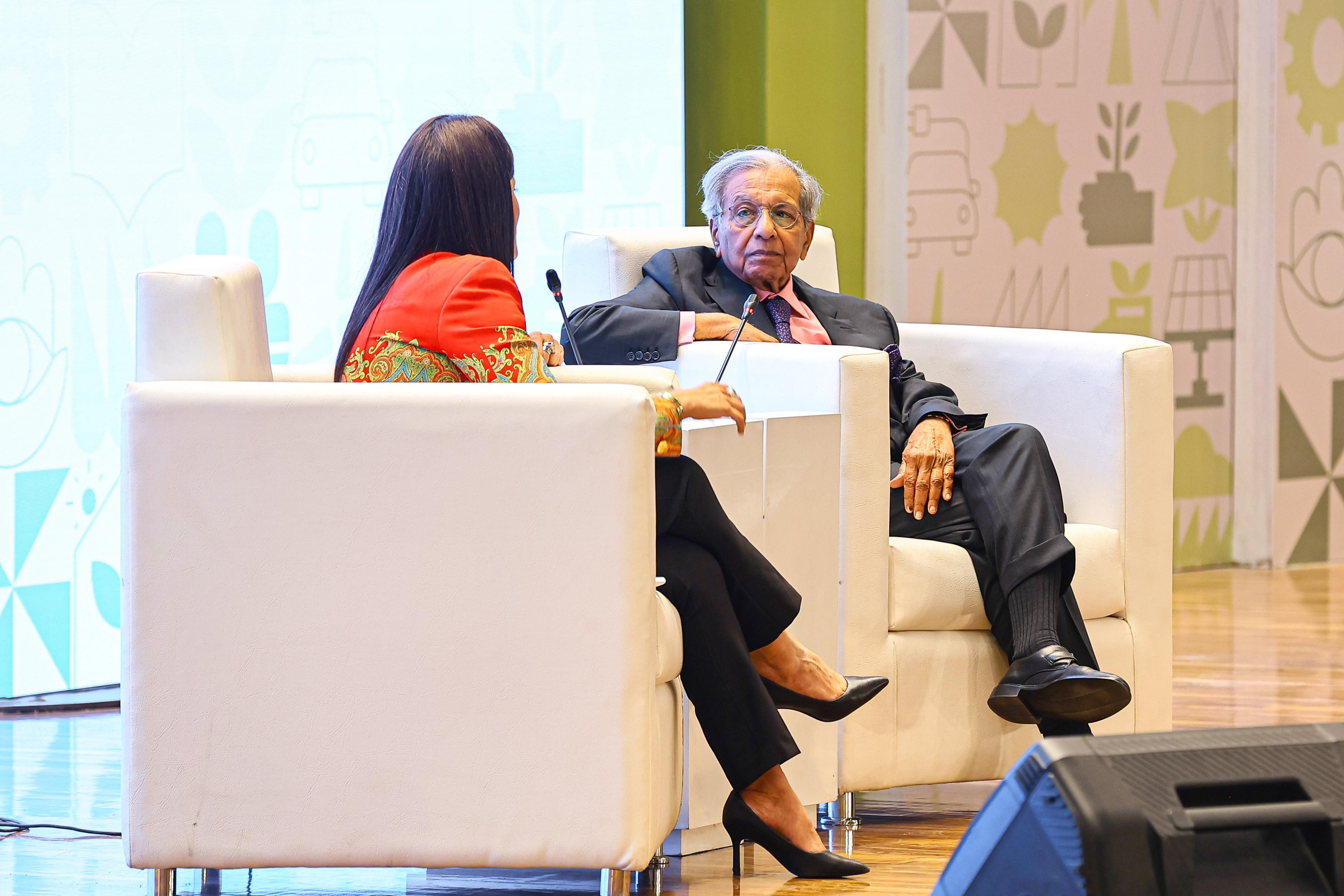 بروفيسور سينج مع رانيا المشاط