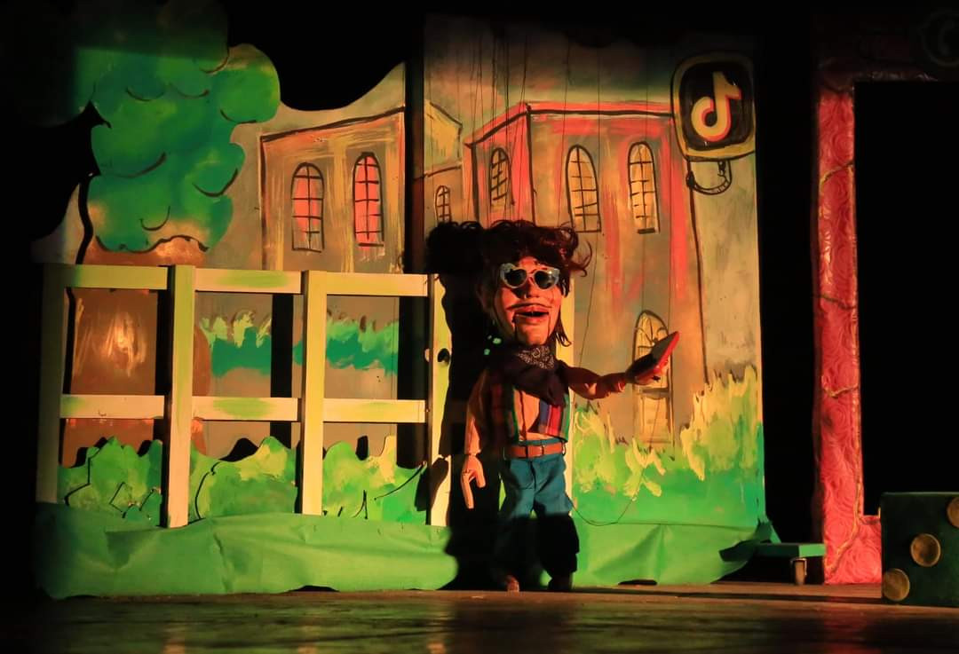 مسرحية ذات والرداء الأحمر