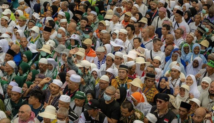 الحجاج يرمون الجمرات