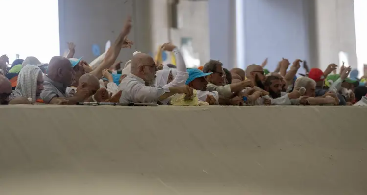 الحجاج يرمون الجمرات