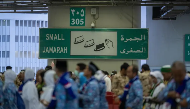 الحجاج يرمون الجمرات