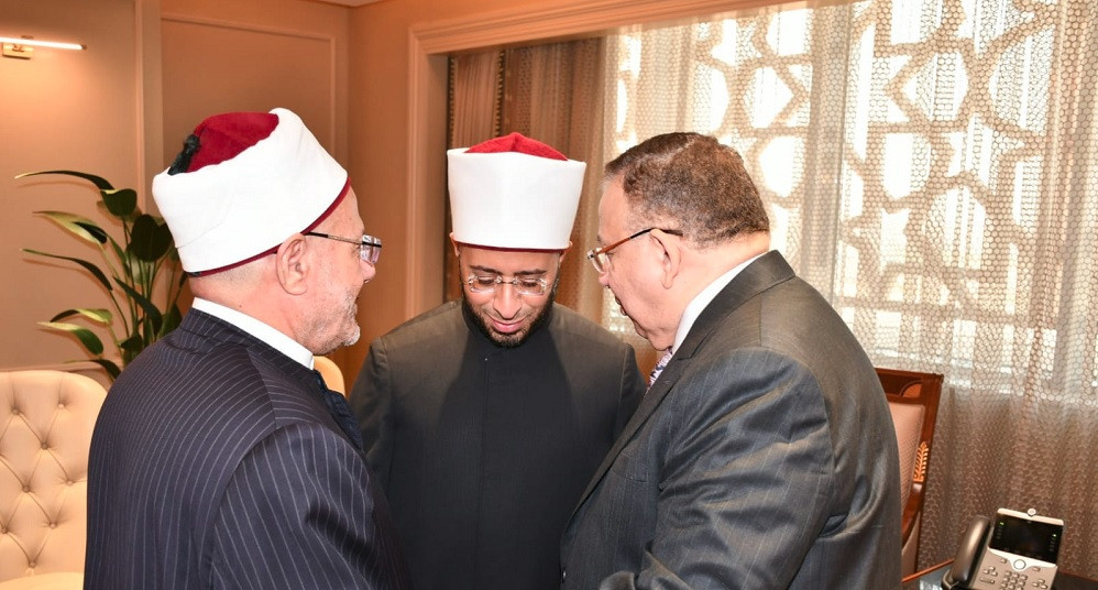 وزير الأوقاف يستقبل مفتي الجمهورية ونقيب الأشراف