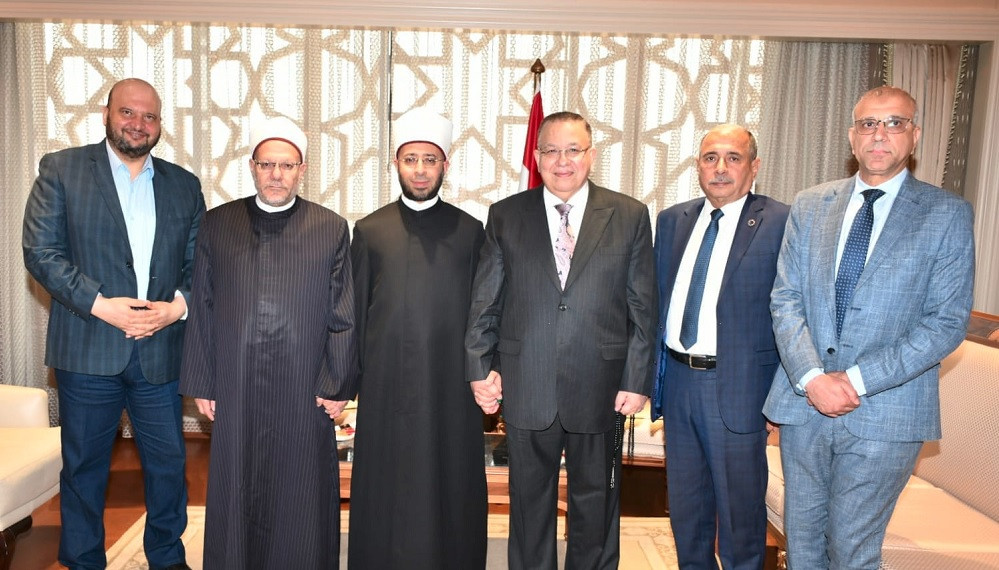 وزير الأوقاف يستقبل مفتي الجمهورية ونقيب الأشراف