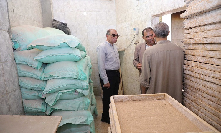 محافظ المنيا يتفقد المخابز البلدية بملوي