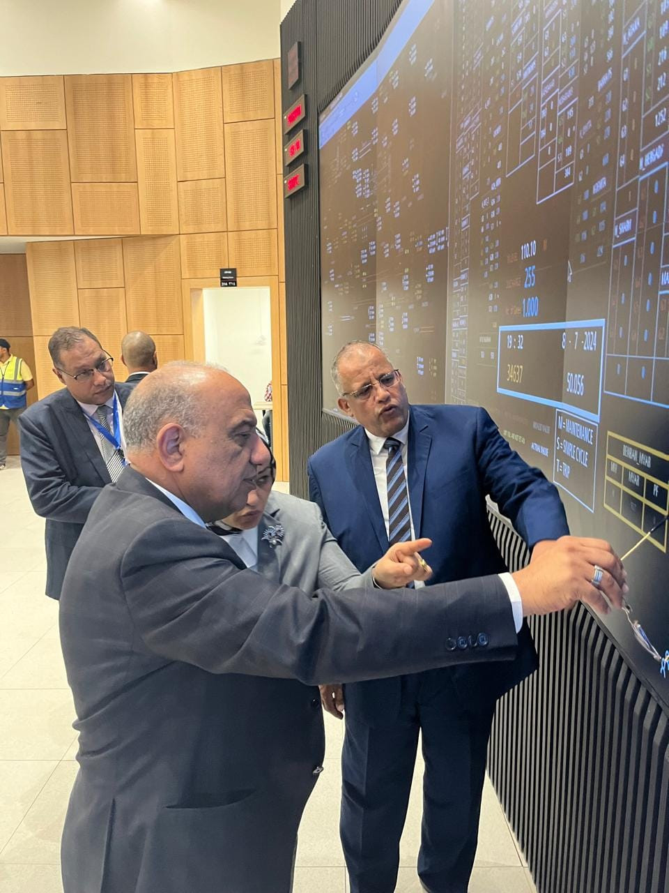 وزير الكهرباء