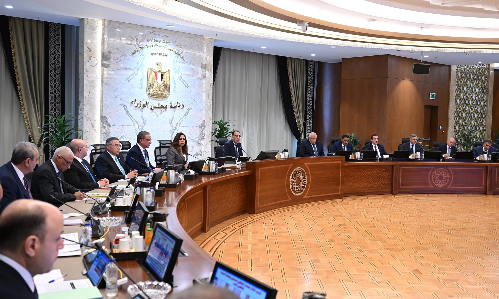 رئيس الوزراء والمحافظين
