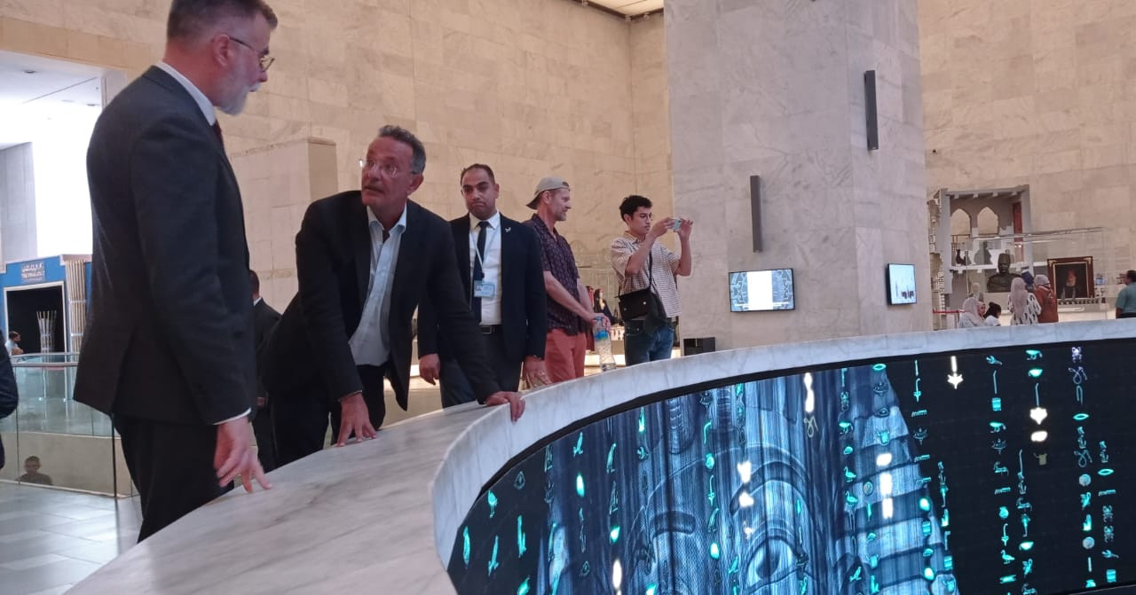 وزير الإعلام والإتصالات الصربي يزور المتحف القومي للحضارة