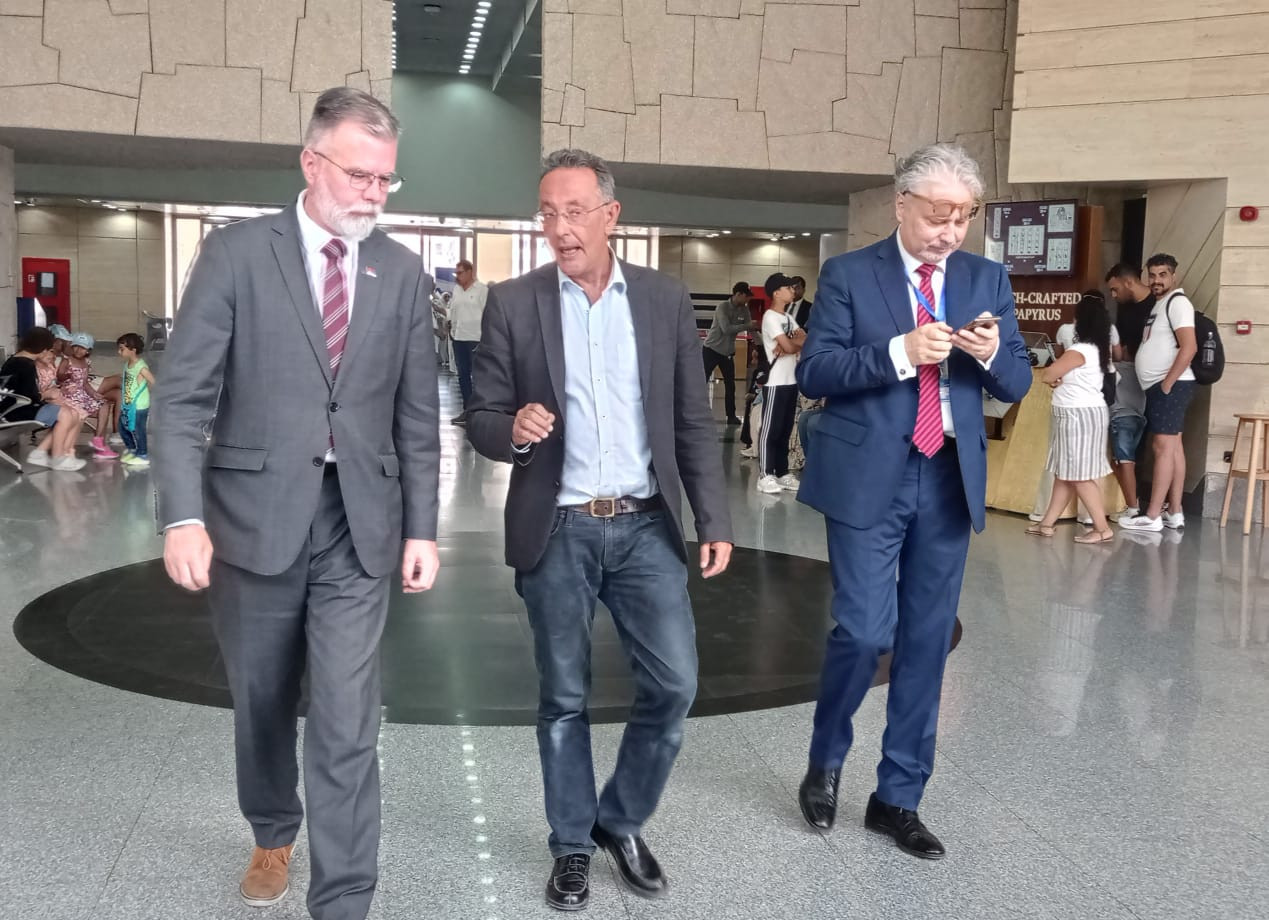 وزير الإعلام والإتصالات الصربي يزور المتحف القومي للحضارة