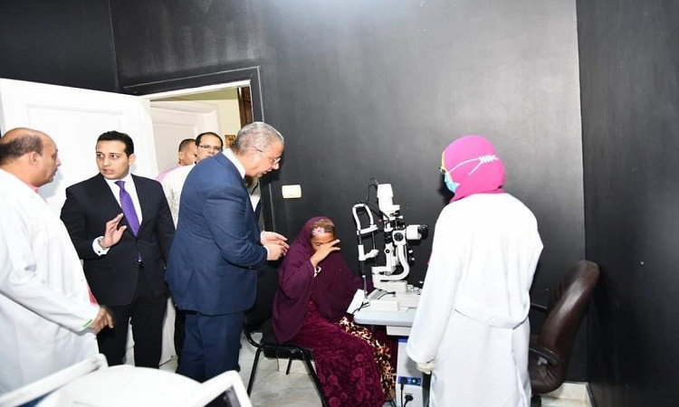 محافظ الفيوم يفاجئ مستشفى سنورس المركزي