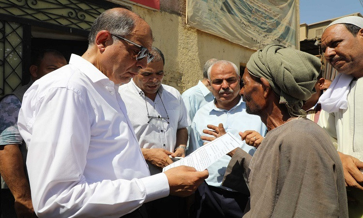 محافظ المنيا يتجول في شوارع ديرمواس ويتفقد مخازن سلع تموينية