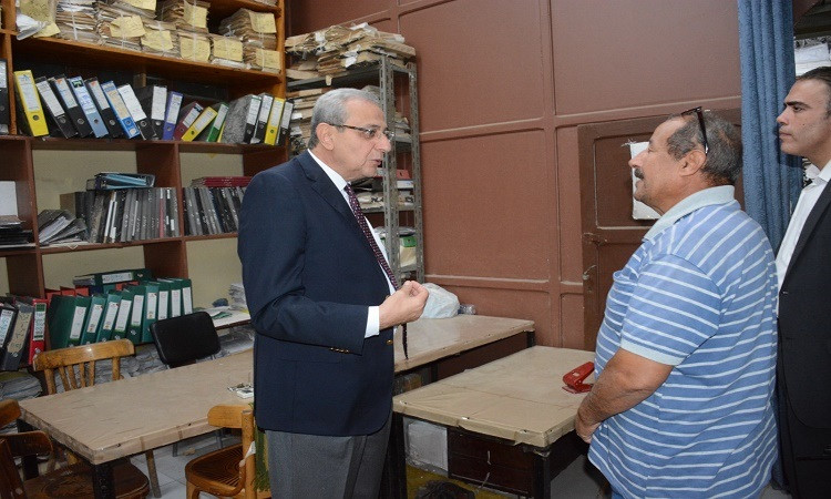 محافظ الغربية يتابع سير العمل بعدد من إدارات الديوان العام