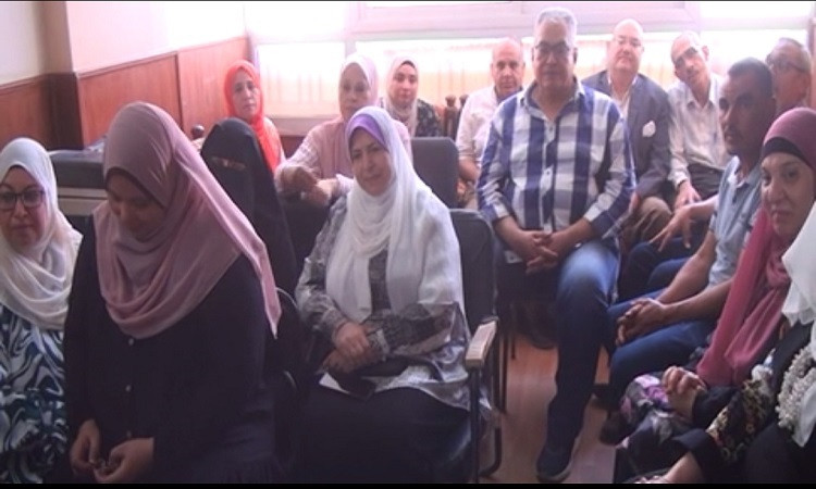 رئيس هيئة تعليم الكبار يلتقي بالعاملين بفرع الهيئة بالفيوم