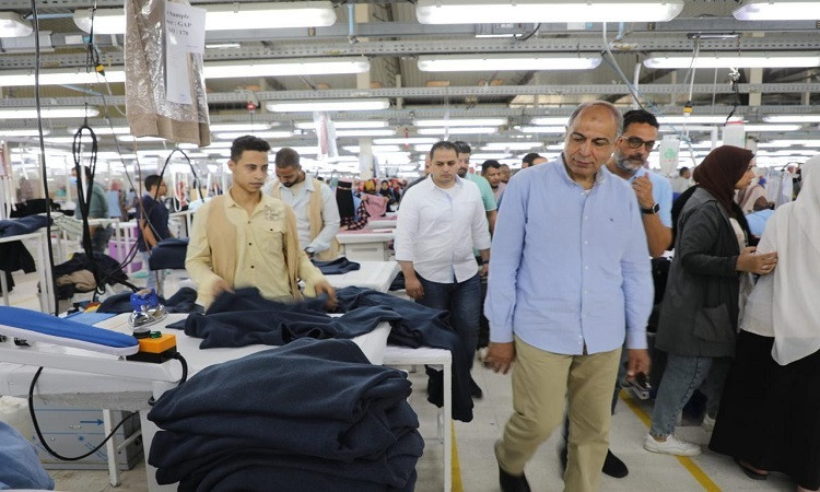 محافظ المنيا يتفقد عدد من المصانع بالمنطقة الصناعية شرق النيل