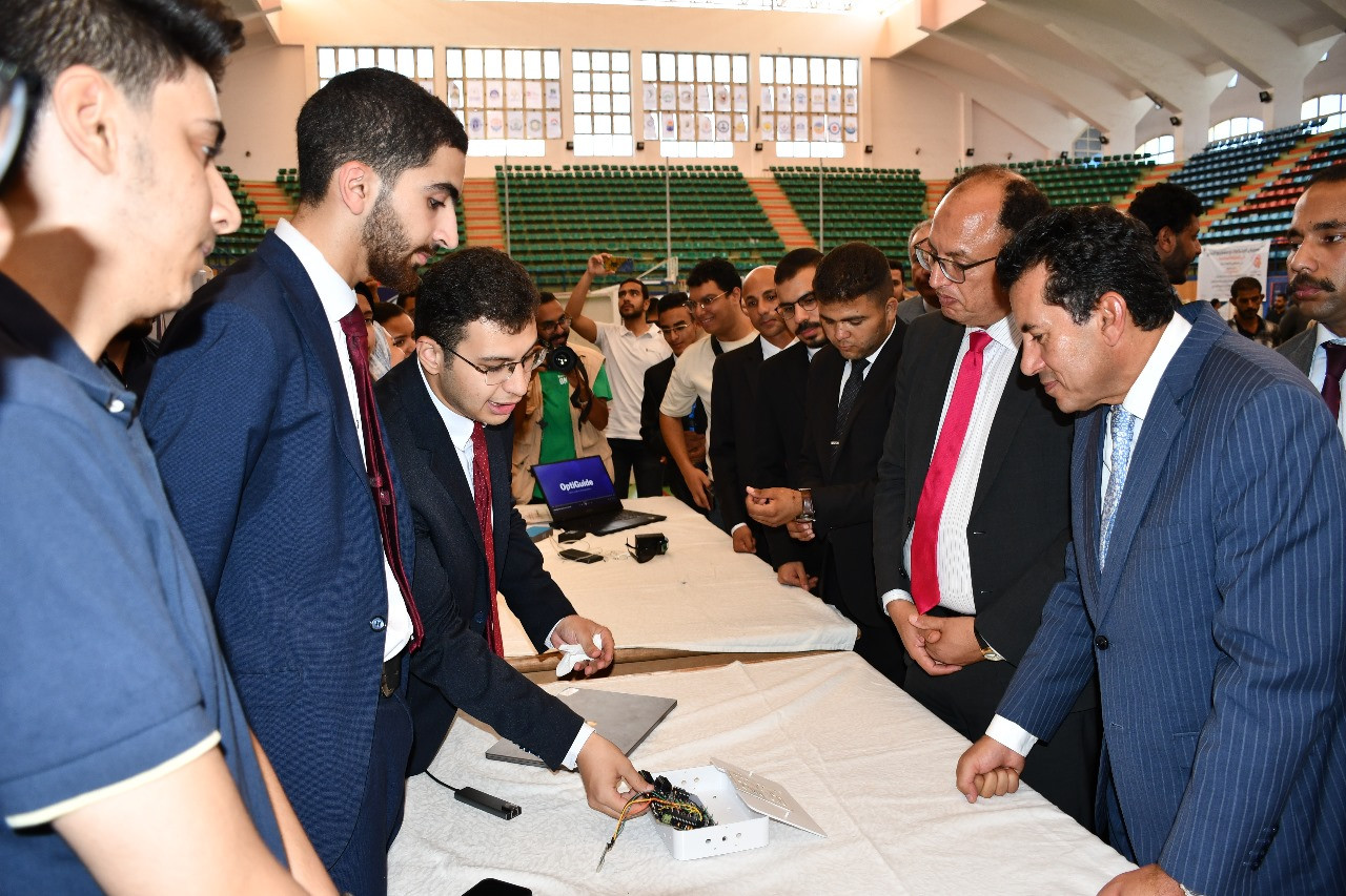 وزير الشباب ورئيس جامعة حلوان