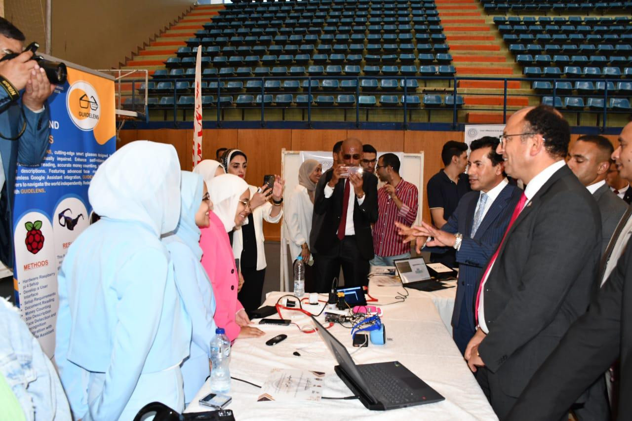 وزير الشباب ورئيس جامعة حلوان