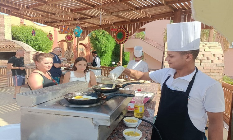 فول وطعمية وعيش بلدي..فطار شعبي يجذب سياح مرسى علم