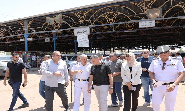 نائب محافظ أسوان يتابع مواقف السرفيس وانتظام عمل محطات الوقود